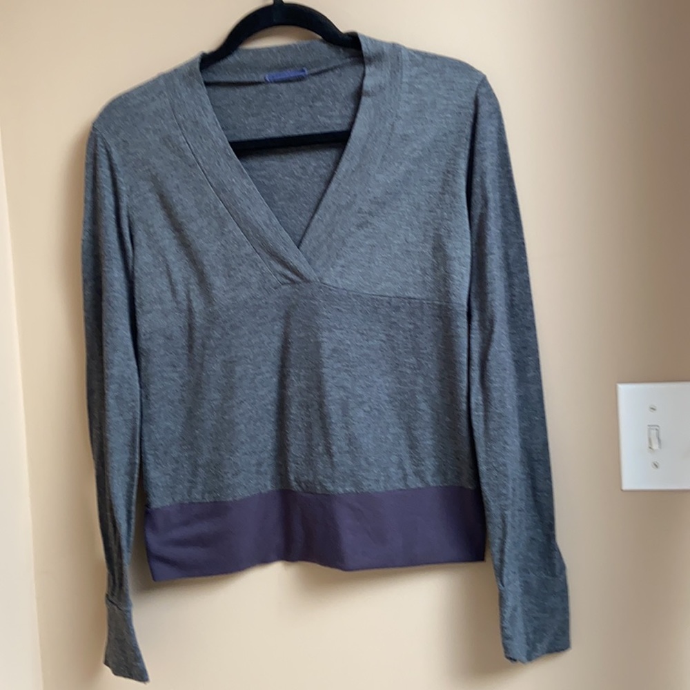 Columbia V neck Long Sleeve Top